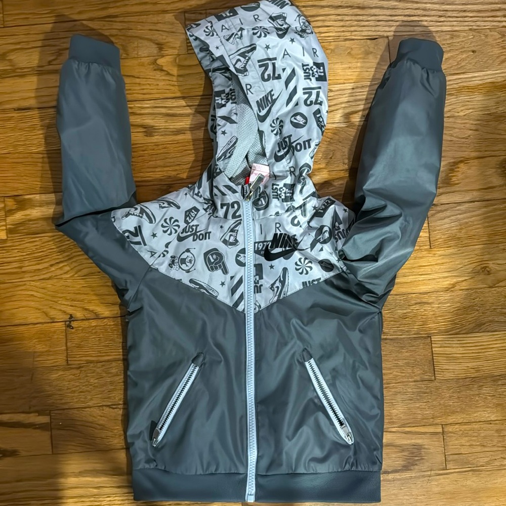 Nike light jacket size 4. Used like new